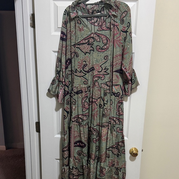 Elegant Paisley Maxi Dress in Green - Picture 1 of 2